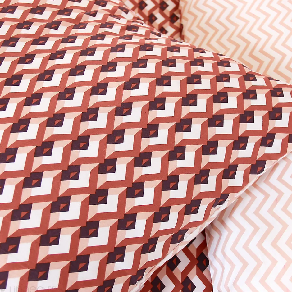 Linnea Parure de lit 260x240 cm en microfibre TIAGOH rouge motif géométrique 3 pièces