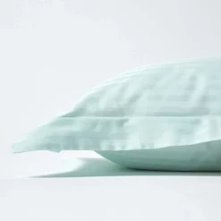 Homescapes Taie d'oreiller à  volants bleu satin rayé en coton égyptien 330 fils, 50x75 cm -