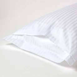 Homescapes Taie d'oreiller à  volants blanc satin rayé en coton égyptien 330 fils, 50x75 cm -