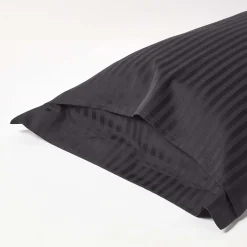 Homescapes Taie d'oreiller à  volants noir satin rayé en coton égyptien 330 fils, 50x75 cm -