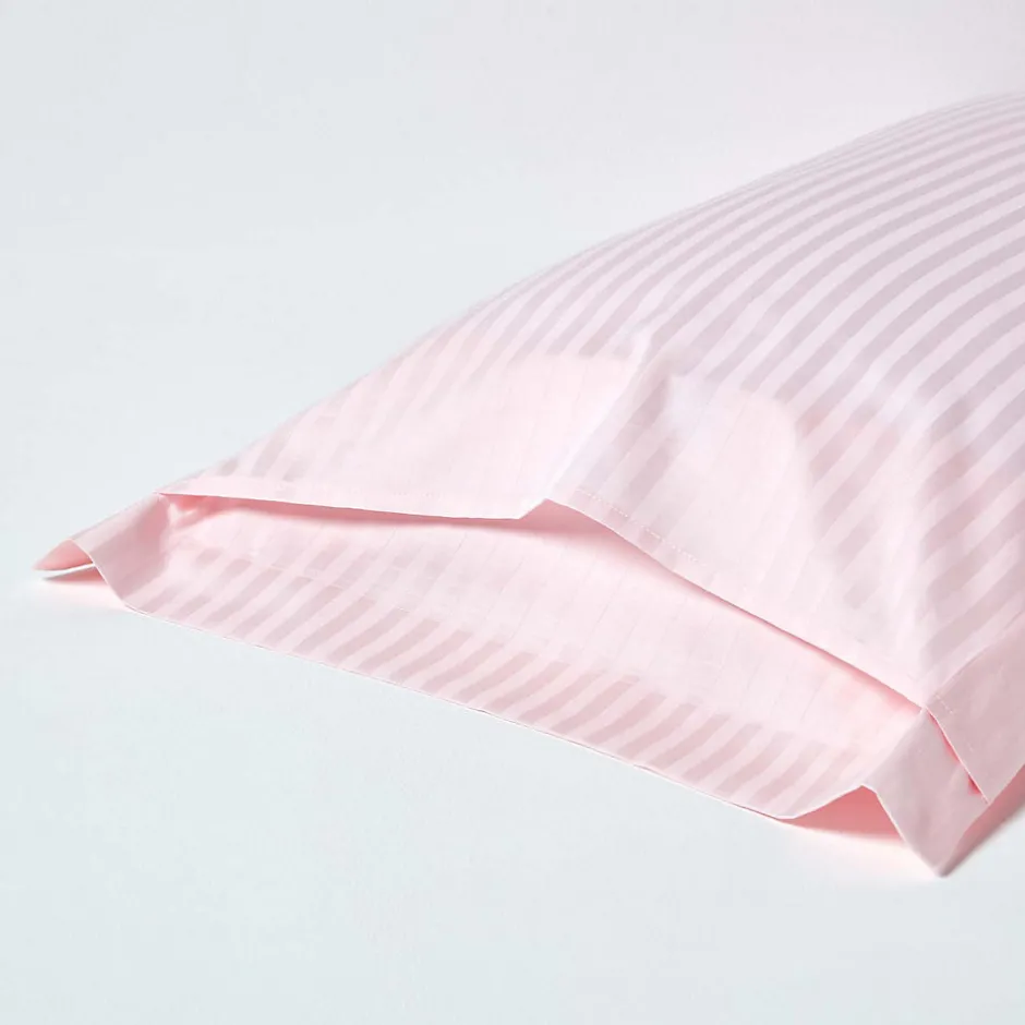 Homescapes Taie d'oreiller à volants rose satin rayé en coton égyptien 330 fils, 50x75 cm -