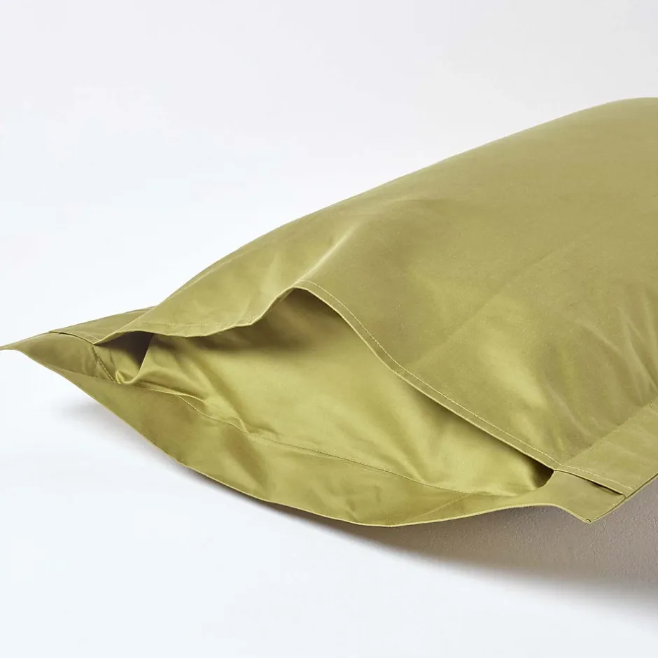 Homescapes Taie d'oreiller à volants vert olive en satin de coton égyptien 1000 fils, 50x75 cm -
