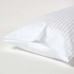Homescapes Taie d'oreiller blanc satin rayé en coton égyptien 330 fils, 50x75 cm -