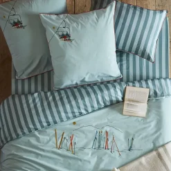Linnea Taie d'oreiller brodée 50x80 cm en percale de coton PASSE MONTAGNE bleu givré