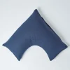 Homescapes Taie d'oreiller cervical bleu marine en lin lavé -