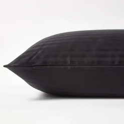 Homescapes Taie d'oreiller noir satin rayé en coton égyptien 330 fils, 60x60 cm -