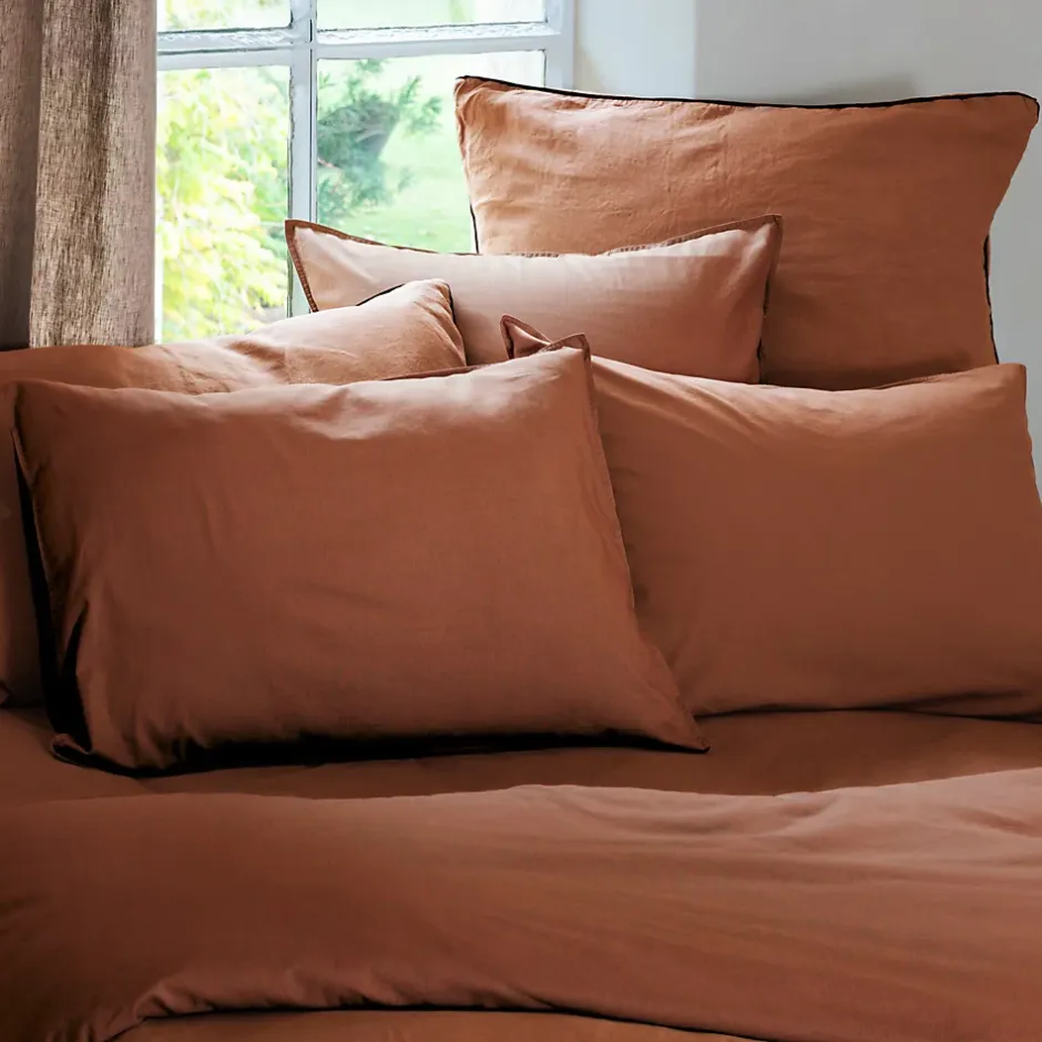 Linnea Taie d'oreiller PALACE pur coton lavé 65x65 cm uni marron terre cuite Discount