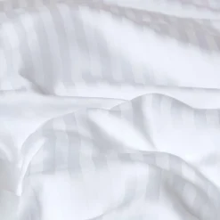 Homescapes Taies d'oreiller enfant blanc satin rayé en coton égyptien 330 fils, 40x60 cm, lot de 2 - Clearance