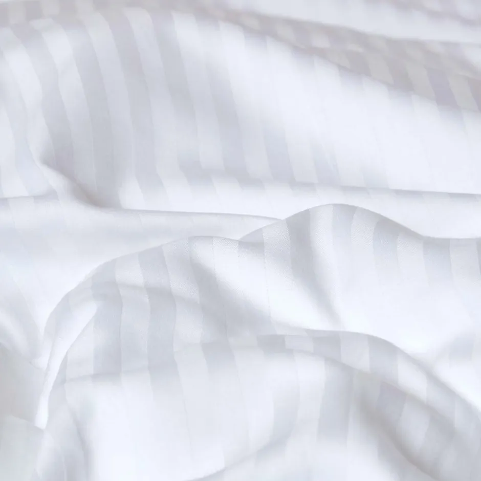 Homescapes Taies d'oreiller enfant blanc satin rayé en coton égyptien 330 fils, 40x60 cm, lot de 2 - Clearance