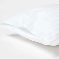 Homescapes Taies d'oreiller enfant blanc satin rayé en coton égyptien 330 fils, 40x60 cm, lot de 2 - Clearance